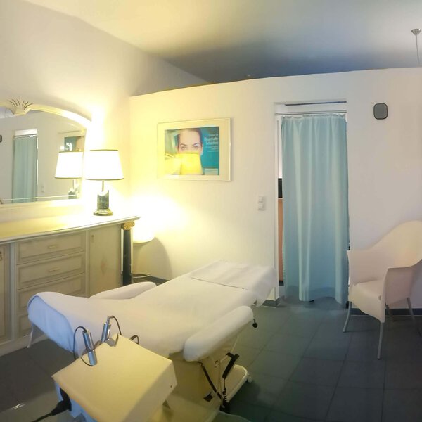 Simply Beauty Studio Innenansicht Behandlungsraum mit Liege